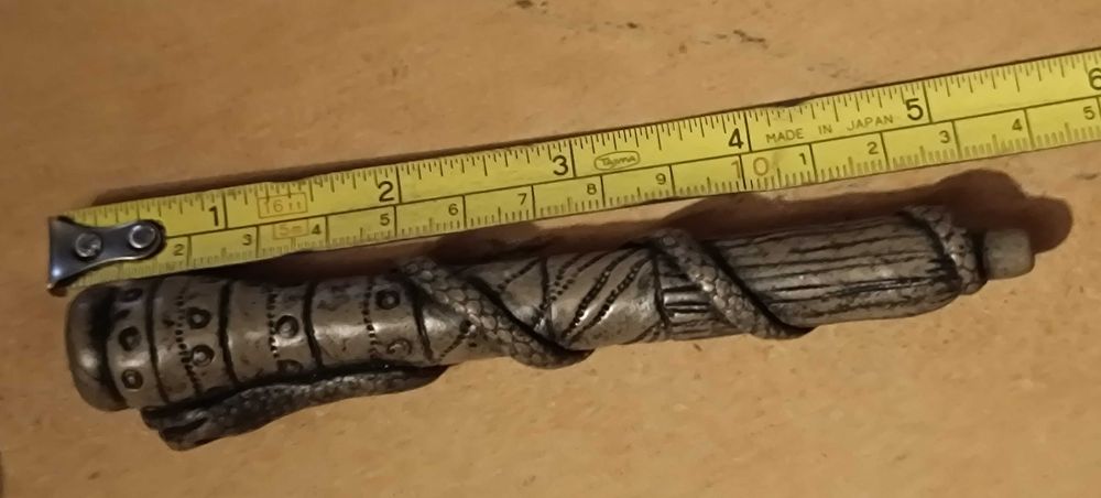 Objeto antigo com símbolo de cobra