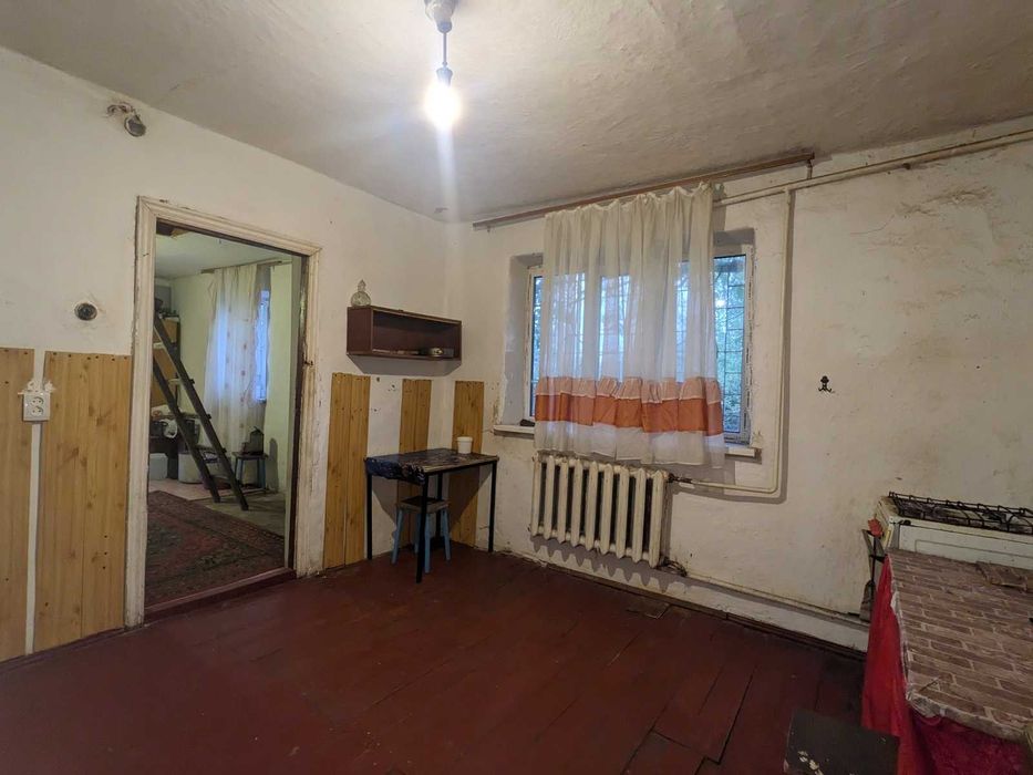 Продається земельна ділянка з одноповерховим цегляним будинком