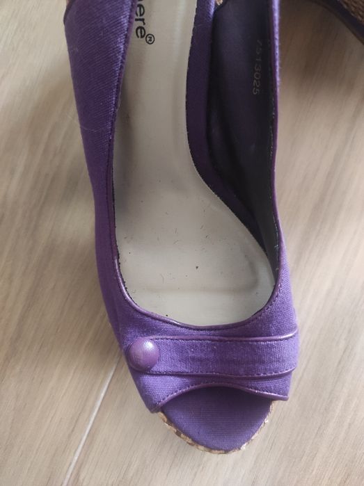 Босоніжки на танкетці