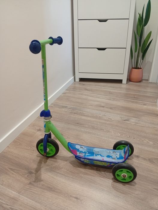 Trotinete infantil de três rodas