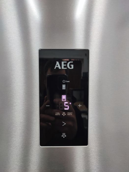 Окремостоячий двокамерний холодильник AEG  А+++