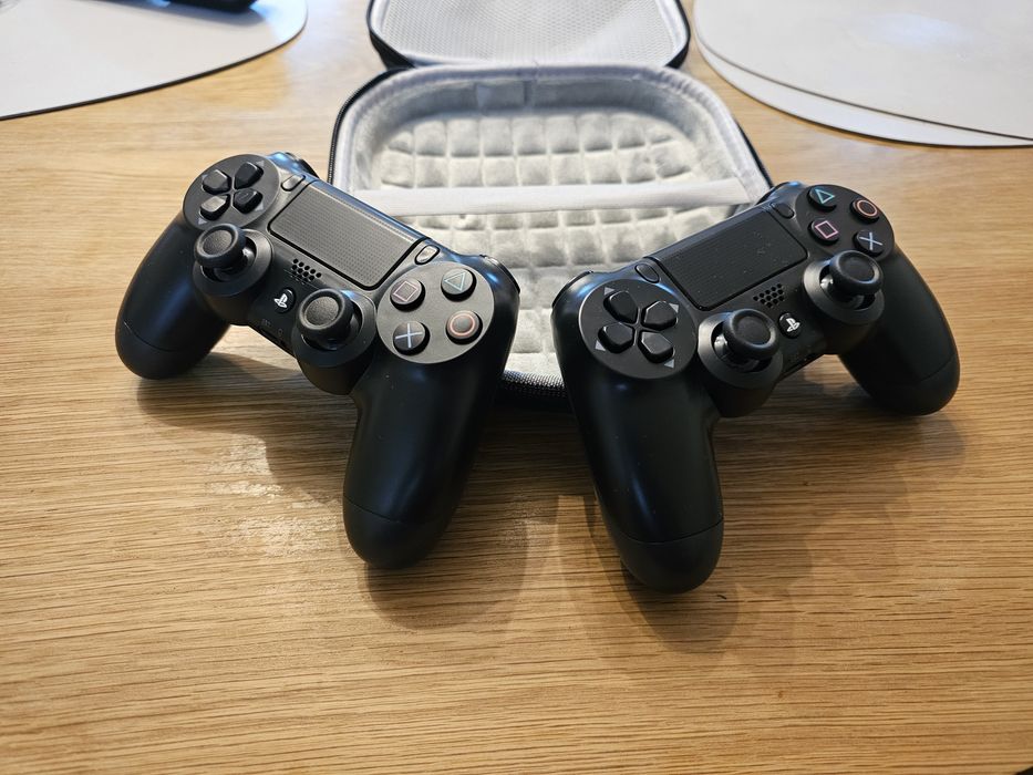 Два геймпади Sony DualShock 4 (PS4) в ідеальному стані + захисний кейс