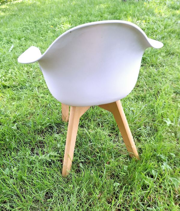 Białe krzesełko dla dziecka w stylu skandynawskim