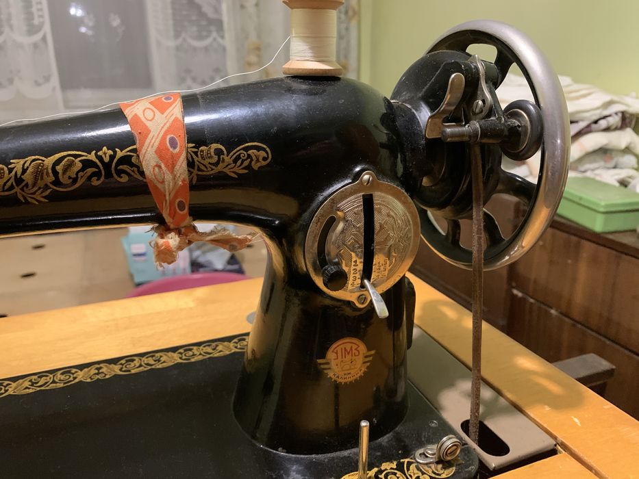 Швейна машинка з тумбою тумба тумбочка