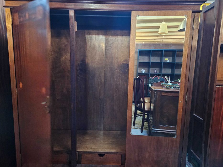 Excelente roupeiro de três portas - Muito bom estado geral