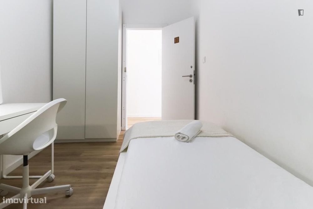 Quarto - localizado em Penha Lisbon