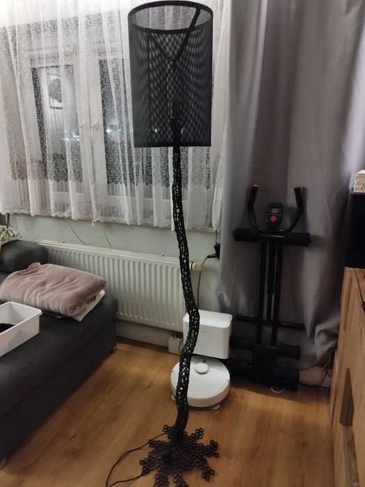 Czarna lampa stojąca ręczne robiona