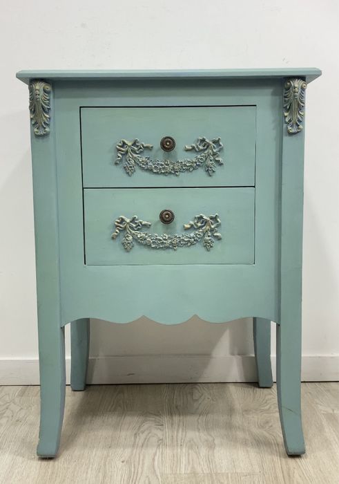 Móvel de apoio com duas gavetas.