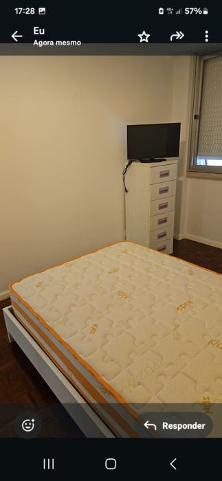 Alugo quarto com cama .roupeiro televisao