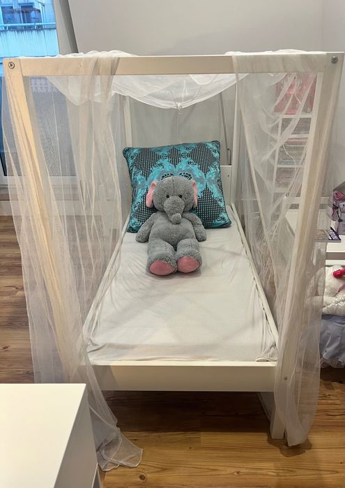 Cama de criança com colchão e estrado