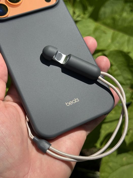 Чехол-накладка Beats iPhone 17 Pro,17 Pro Max Case с MagSafe и Camera Control with Kickstand