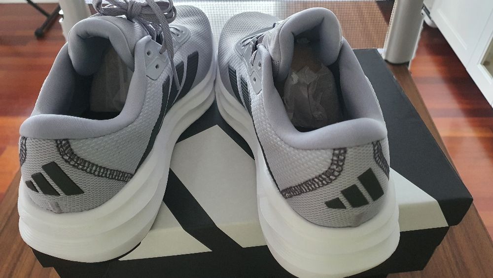 Sapatilhas Adidas, novas em caixa a estrear, 43