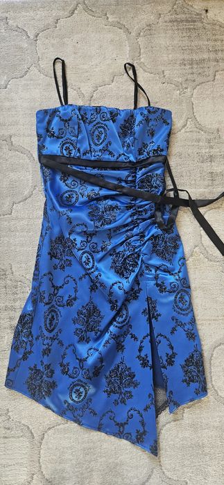 Chabrowa niebieska sukienka czarne brokatowe ornamenty ramiączka