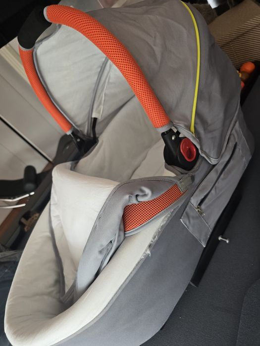Alcofa Zippy cinzenta com detalhes laranja – excelente estado