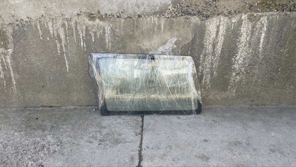 Стекло заднее левое глухое Nissan Terrano II скло заднє ліве Терано