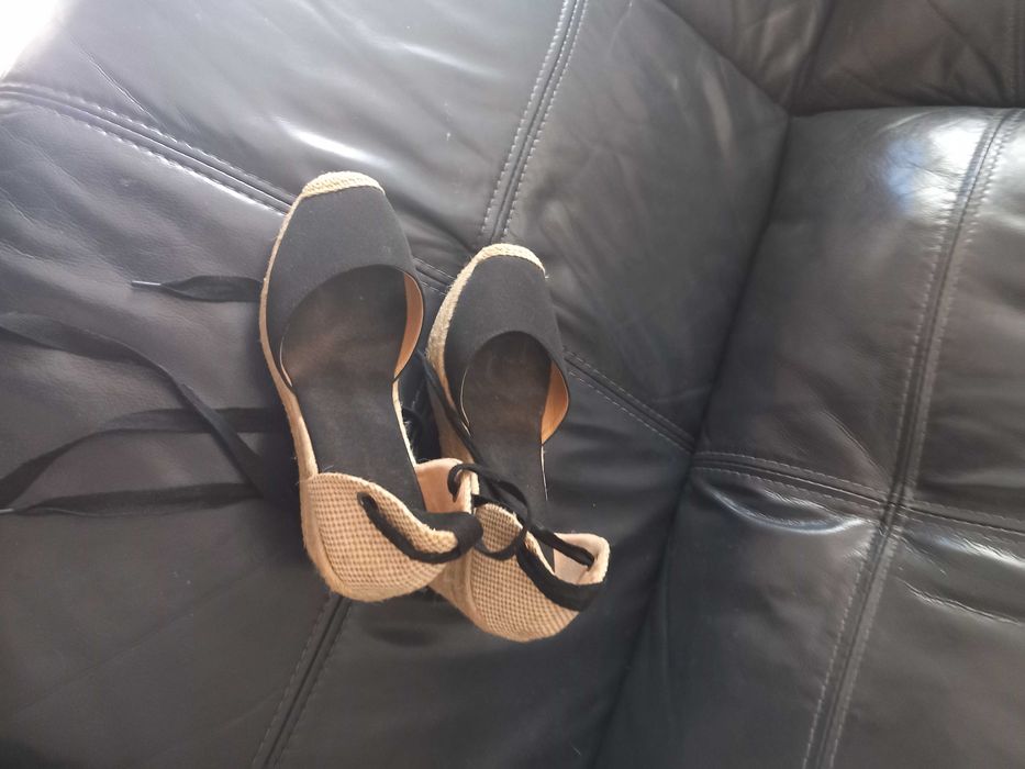 SAPATOS DIEKMAN PRETOS COM CUNHA E FITA