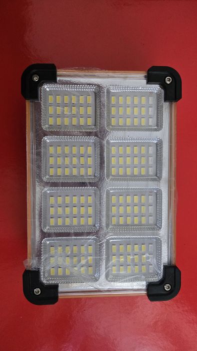 Luz led com painel solar atrás
