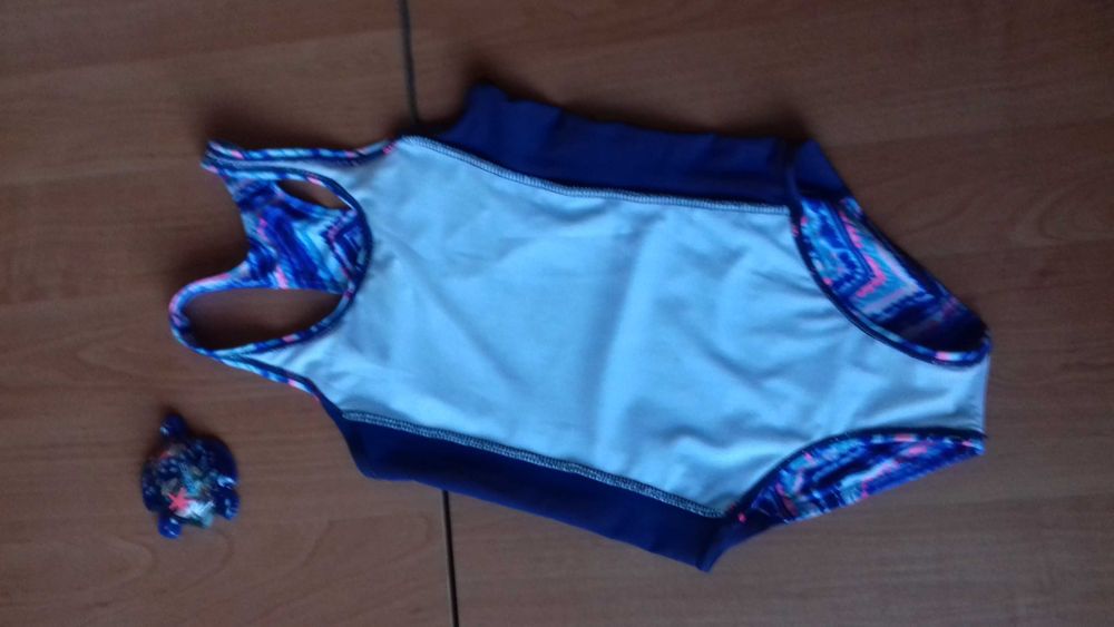 Классный слитный купальник для девочки 5-6 лет.