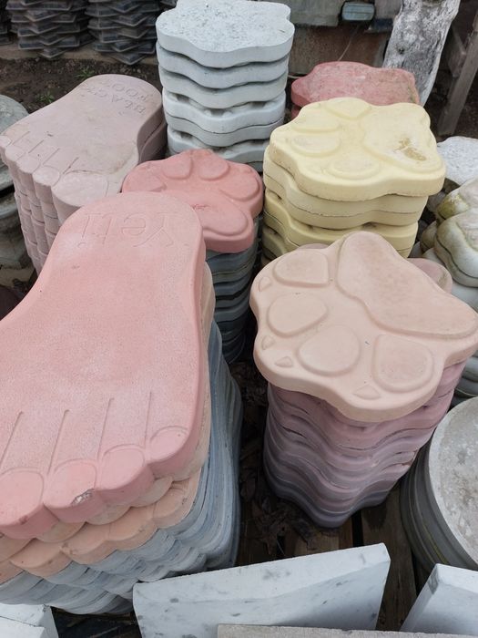 Лапи великана і малі для доріжок декор двору саду  200  грн і 150 грнї