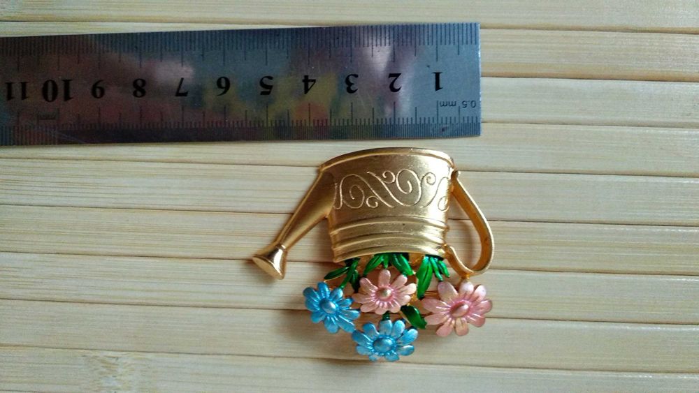 Брошь JJ лейка с цветами на подарок