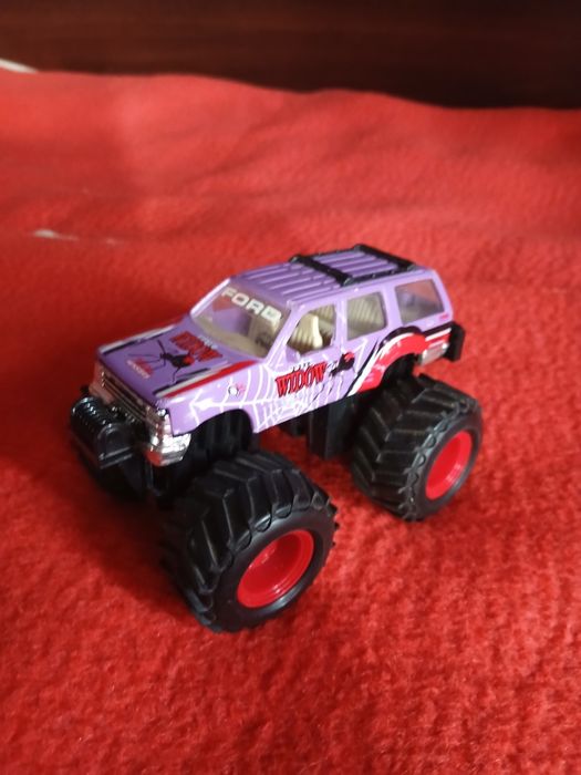 Продаю машинку FORD джип