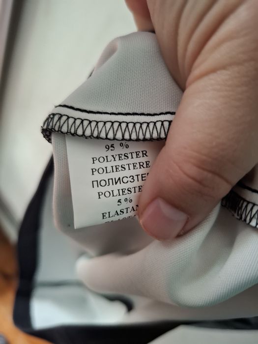 Sukienka dopasowana z motywem lisci