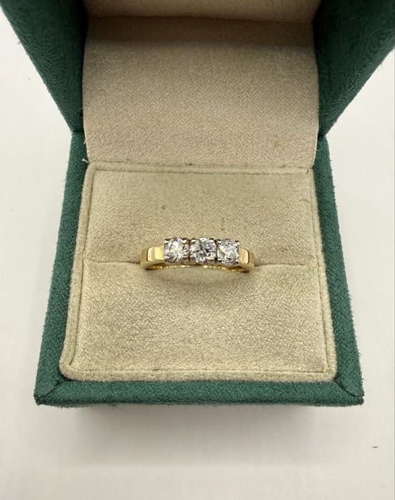 Złoty pierścionek 750 z diamentami 0,90ct VS1-Si2/F-G