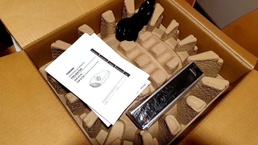 Projektor Toshiba TDP-ET 10, dźwięk 5.1, oryginalna lampa