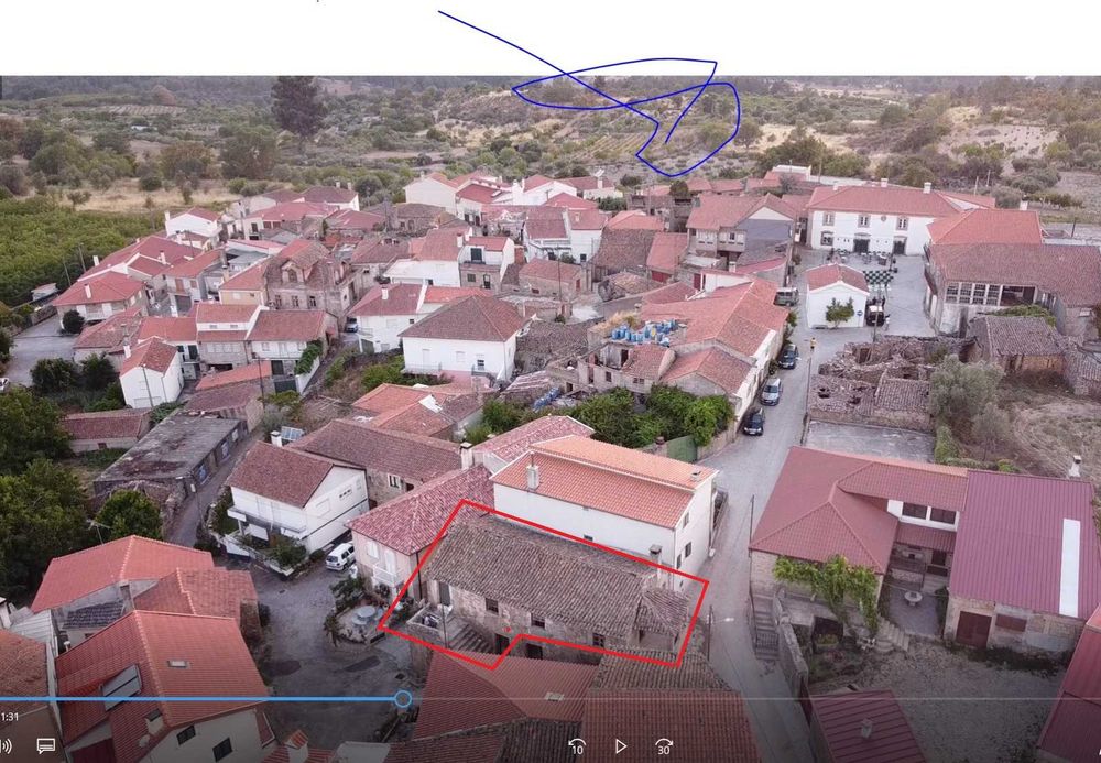 CASA A RECUPERAR NA ALDEIA troco por Auto caravana ou caravana