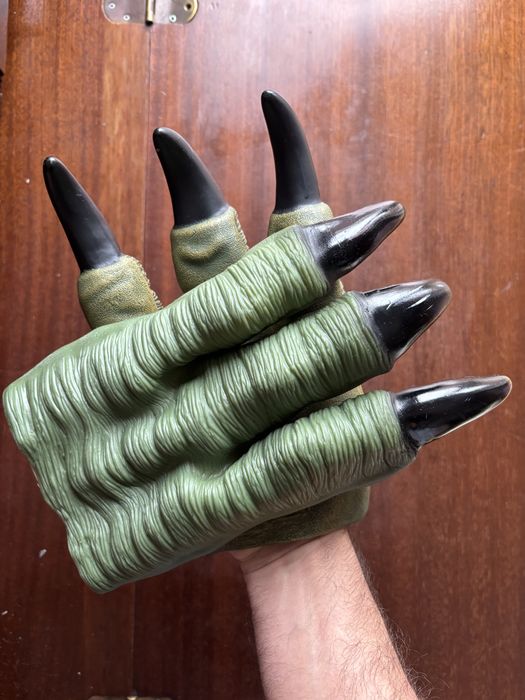 Mãos de dinossauro para festa temática