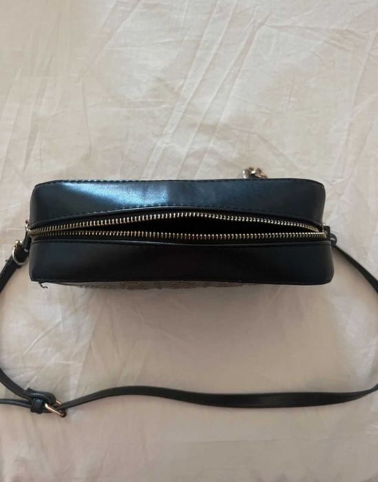 Mala Preta com detalhes dourados da Stradivarius