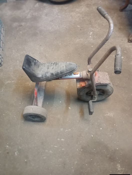 Vendo este triciclo muito bonito antigo