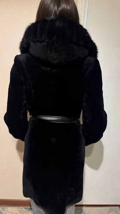 Продам мутонову шубу у гарному стані