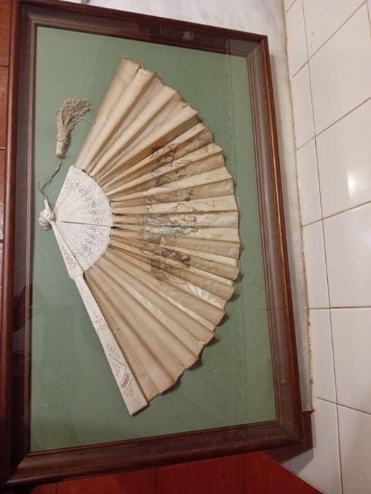 Leque Antigo Emoldurado em Quadro