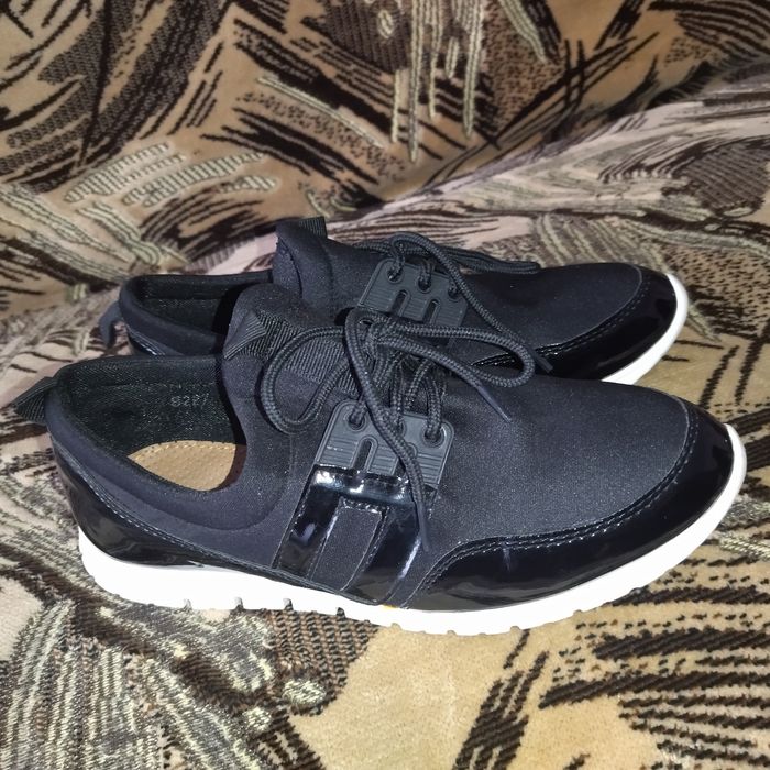 Продам женские кроссовки