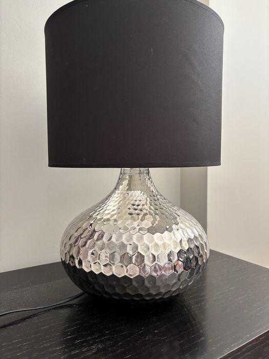 2 candeeiros prata e abajour preto