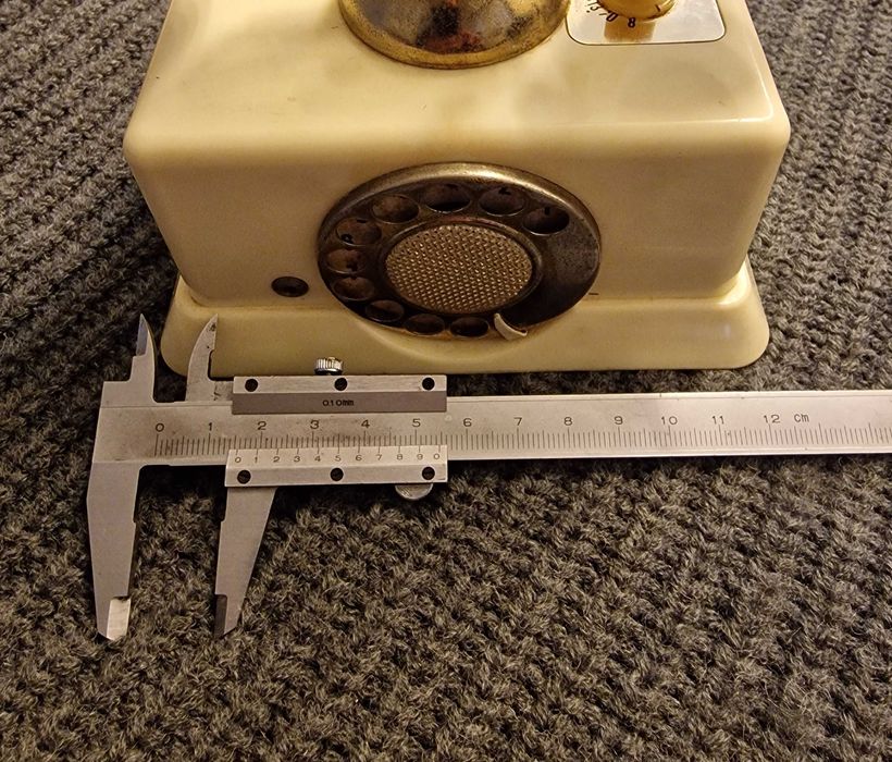 Isqueiro a gasolina e rádio em formato de telefone
