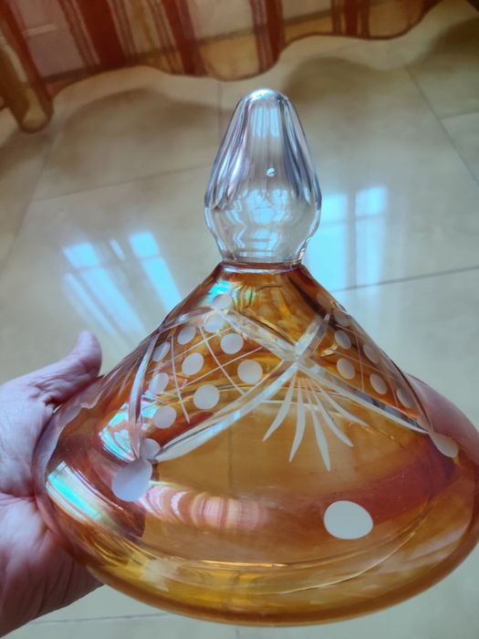 Lindíssima taça em vidro transparente com uma tampa em cristal