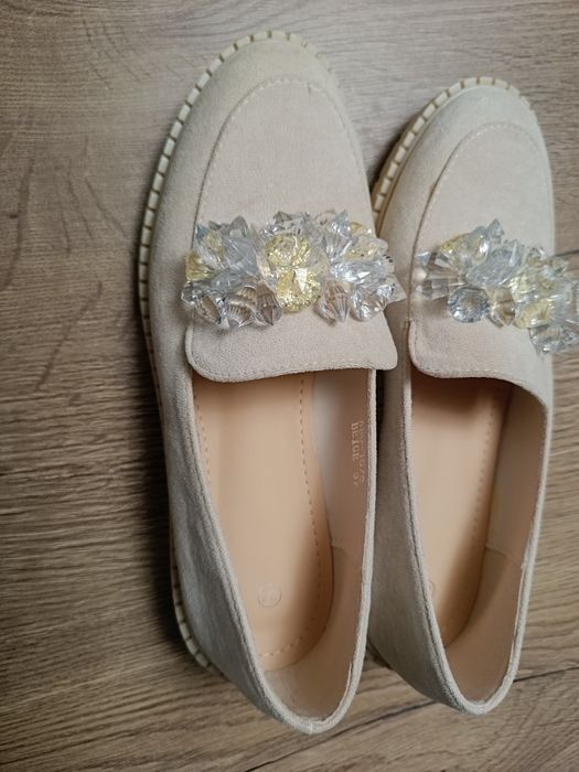 Beżowe buty baleriny 37