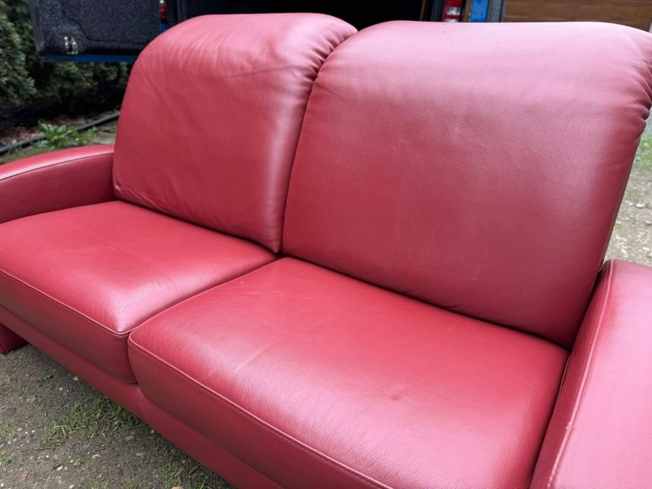 Шкіряний диван.