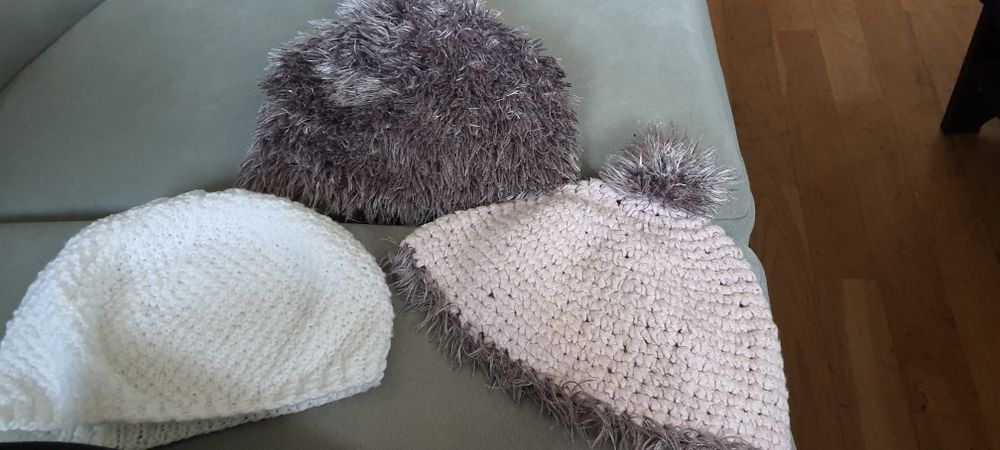 2 czapki hand made bawełna, włoczka włochate igiełki i białą. Rękodzie