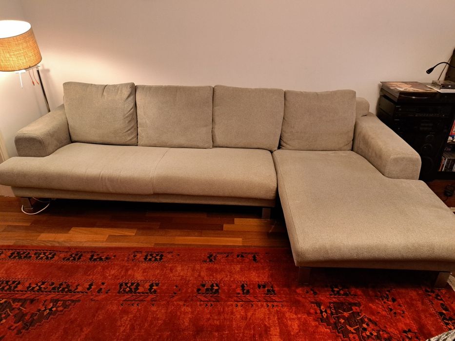 Sofá com chaise longe