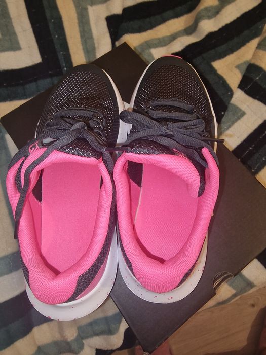 Продаються жіночі кросівки