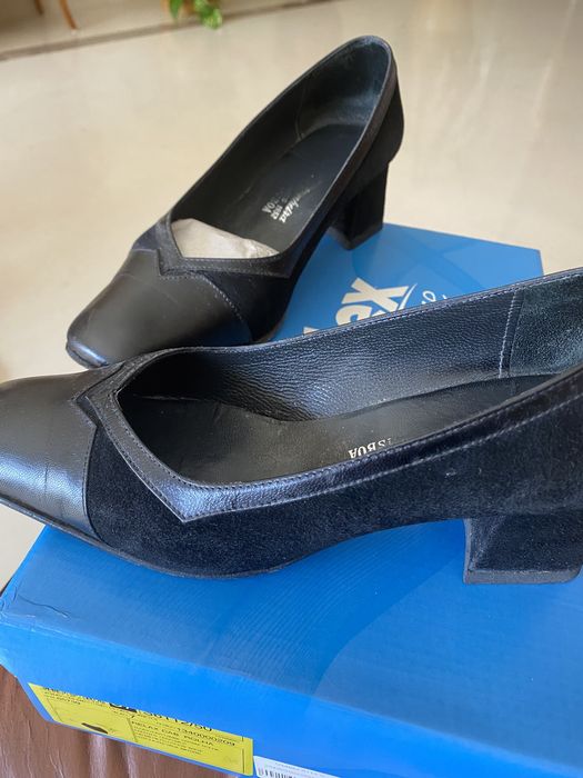 Black leather and suede shoes with medium heel.