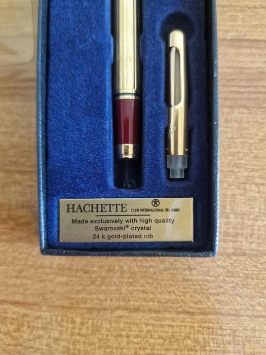 Caneta de Tinta Permanente Hachette — Cristal Swarovski — Aparo Banhado a Ouro 24K — No Estojo Original