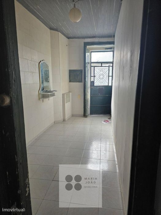 Prédio no Centro de Alhandra, junto á zona Ribeirinha!
