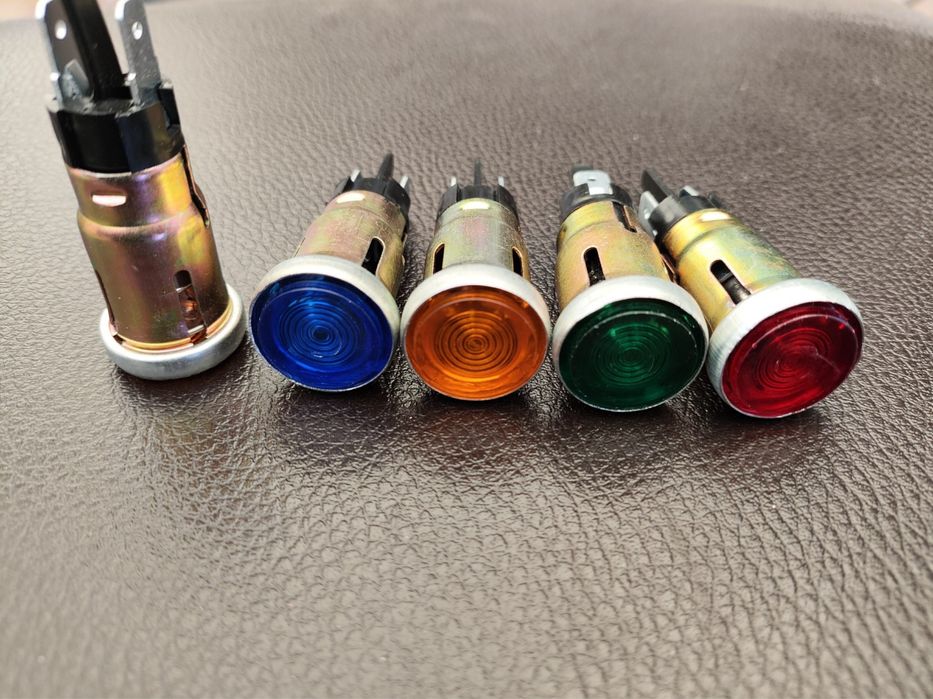 Глазок в панель приладів