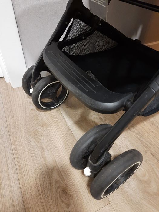 Коляска Qbit+. Отличное состояние. Матрасик, дождевик, сумка