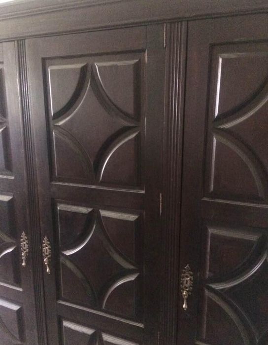 Roupeiro antigo em madeira macica