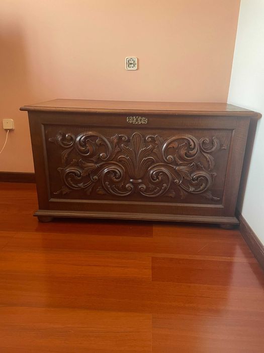 Arca em Madeira Maciça Entalhada — Peça Decorativa
